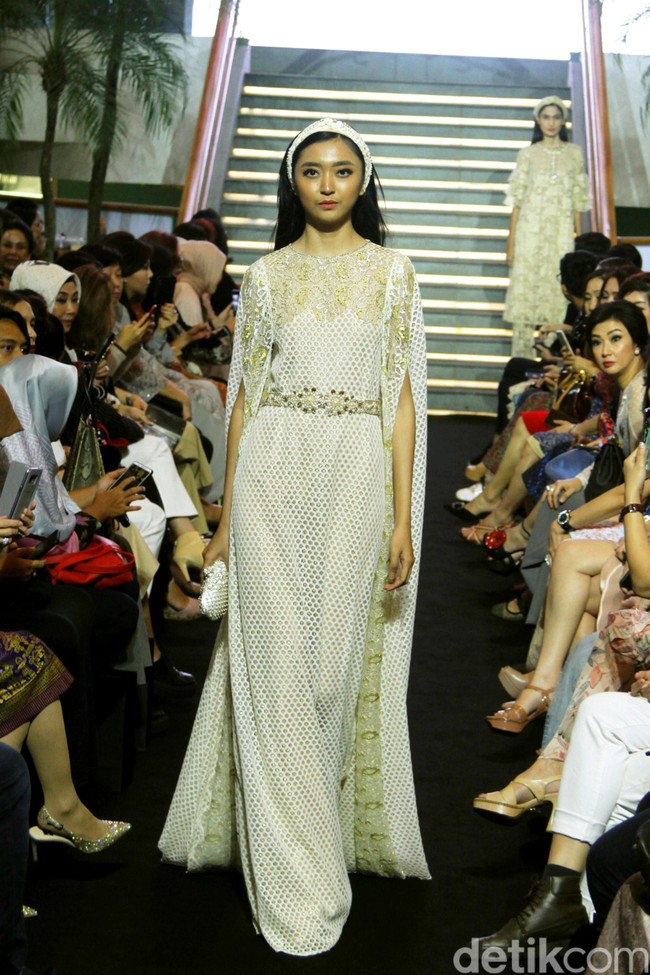 Priyo Oktaviano memamerkan koleksi baju lebaran semi couturenya dengan sentuhan romantis dan feminin dalam acara Ramadhan In Style di Lamoda, Plaza Indonesia, Jakarta, Rabu [15/05/2019]. Foto: Mohammad Abduh/Wolipop