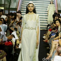 Priyo Oktaviano memamerkan koleksi baju lebaran semi couturenya dengan sentuhan romantis dan feminin dalam acara Ramadhan In Style di Lamoda, Plaza Indonesia, Jakarta, Rabu [15/05/2019]. Foto: Mohammad Abduh/Wolipop