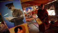  Dhamma Nanda, seorang biksu Buddha, tinggal sendirian di sebuah biara dari bambu. Dia percaya gajah hanya membunuh orang yang berbicara atau melakukan hal-hal yang salah (Minzayar/Reuters)