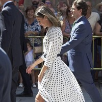 Ratu Letizia dari Spanyol memilih gaun mirip Kate Middleton dalam kunjungannya ke Salamanca tahun lalu. Gaun ini juga tampak tertutup di bagian atas, namun memiliki belahan tinggi. (Foto: Getty Images)