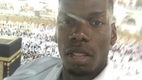 Gelandang termahal di dunia ini juga menunjukkan momen saat Kakbah ramai orang yang sedang Tawaf. (Instagram/@paulpogba)