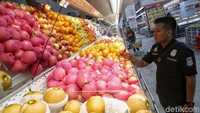 Dalam operasi tersebut ditemukan minuman kaleng yang lewat kadaluwarsa dan sayuran berjamur.