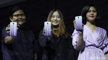 Oppo F11 Jewelry White tampil menawan dengan gradasi ungu ke putih di bagian belakangnya. Foto: Rifkianto Nugroho/detikINET