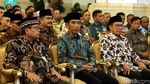 Senyum Cerah Jokowi Bayar Zakat di Istana