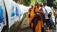Setiap tahunnya umat Buddha mengadakan acara Puja Bhakti Waisak. Untuk hari ini melakukan puja bhakti air berkah dan besok dilanjutkan dengan melakukan puja bhakti api. Nantinya api dan air berkah akan disemayamkan di Candi Mendut.