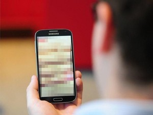 Taktik Ekstrem Politisi Meraih Suara Pemilih: Pakai Situs Porno, Naik Tank