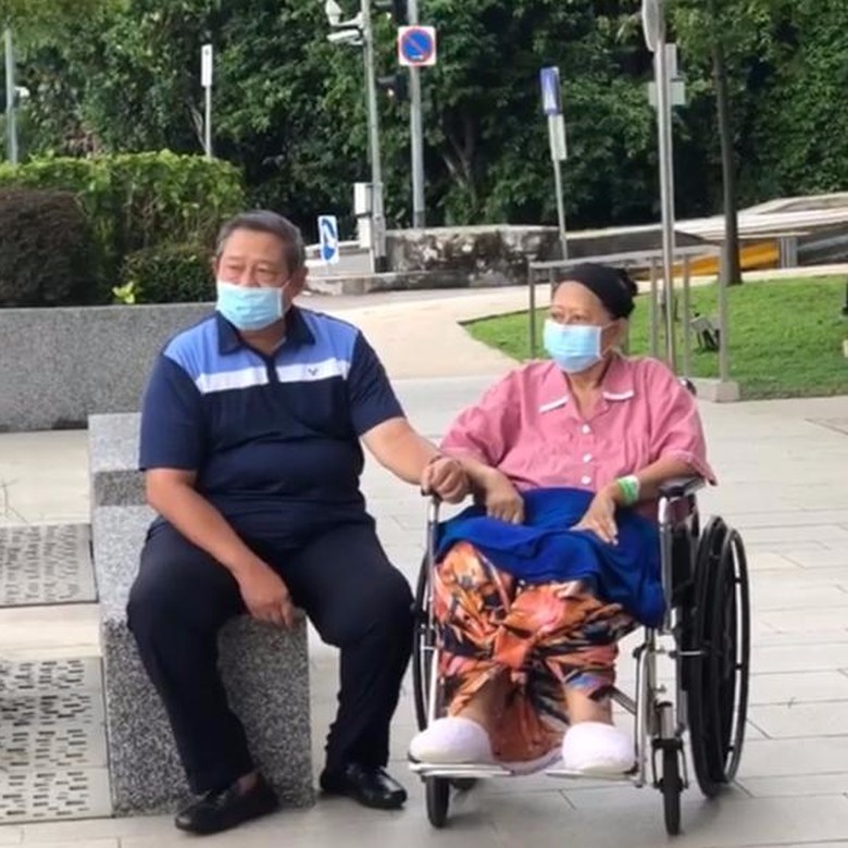Pertama Kali Sejak Sakit, Ani Yudhoyono Boleh ke Luar Kamar RS Pertama Kali Sejak Sakit, Ani Yudhoyono Boleh ke Luar Kamar RS