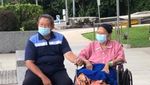 Potret Bu Ani Diajak Jalan-jalan SBY Keluar Kamar RS