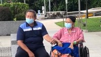 Ani Yudhoyono dalam momen itu memakai baju rumah sakit berwarna pink lengkap dengan masker. Dia duduk di kursi roda yang dilengkapi infus.