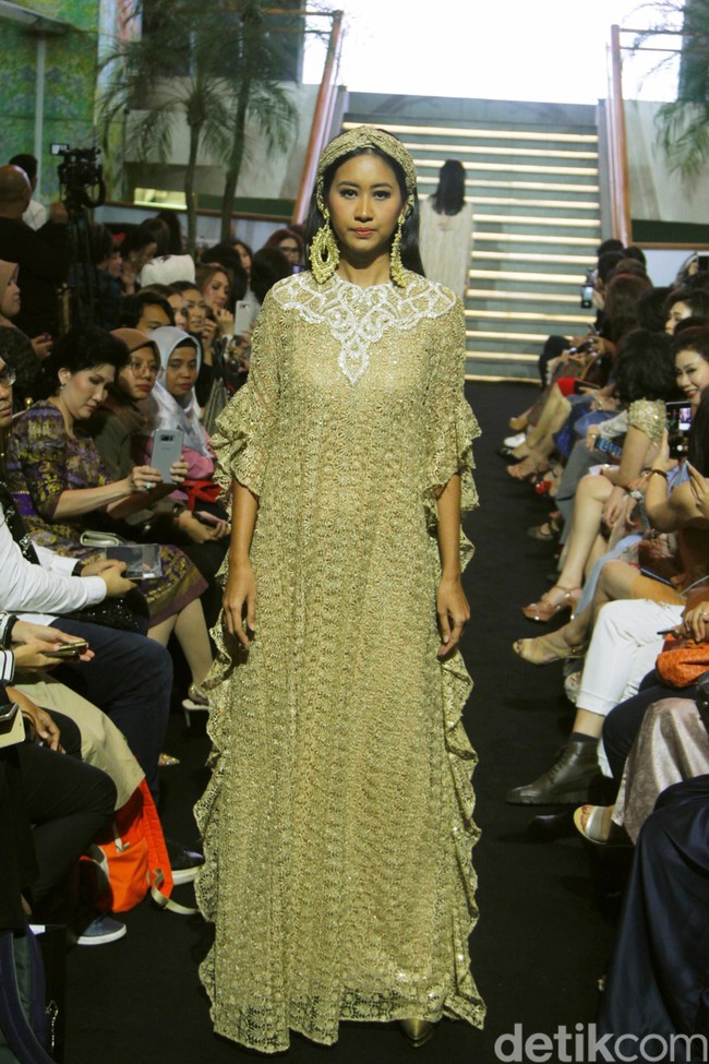 Priyo Oktaviano memamerkan koleksi baju lebaran semi couturenya dengan sentuhan romantis dan feminin dalam acara Ramadhan In Style di Lamoda, Plaza Indonesia, Jakarta, Rabu [15/05/2019]. Foto: Mohammad Abduh/Wolipop