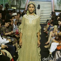 Priyo Oktaviano memamerkan koleksi baju lebaran semi couturenya dengan sentuhan romantis dan feminin dalam acara Ramadhan In Style di Lamoda, Plaza Indonesia, Jakarta, Rabu [15/05/2019]. Foto: Mohammad Abduh/Wolipop