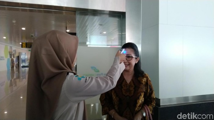 Pemeriksaan suhu tubuh penumpang dari Singapura. (Foto: Angling Adhitya Purbaya/detikcom) Pemeriksaan suhu tubuh penumpang dari Singapura. (Foto: Angling Adhitya Purbaya/detikcom)