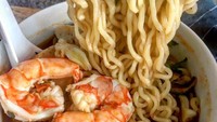 Sedikit surimi dan udang kupas bisa bikin mie instan rebus jadi makin gurih dan berprotein. Foto : Instagram @ stoty_of_a_journey_girl