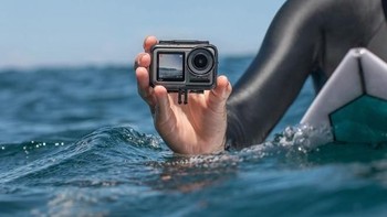 Osmo Action punya satu hal yang tak dimiliki GoPro seri manapun, yaitu keberadaan dua buah layar warna, yang ada di depan dan belakang kamera. Foto: DJI