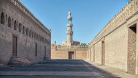 Bangunan utama masjid di kelilingi sebuah tembok setinggi tembok masjid berukuran 118 x 138 meter. Berfungsi sebagai pagar dan terdapat halaman kecil dibalik pagar yang disebut Ziyadas. Bagian utara Ziyadas terdapat pintu untuk naik ke atas menara. (iStock)