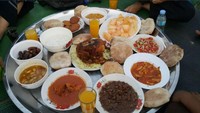 Pemilik rumah menyediakan hidangan yang cukup istimewa setiap harinya. Pemilik rumah senantiasa menyediakan hidangan dengan lauk utama ayam dan daging. (Muhammad Faiz Alamsyah/Istimewa)