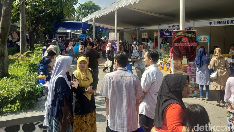 Warga Bandung Barat Serbu Bazar Sembako Murah Ramadhan Kemendag Warga Bandung Barat Serbu Bazar Sembako Murah Ramadhan Kemendag