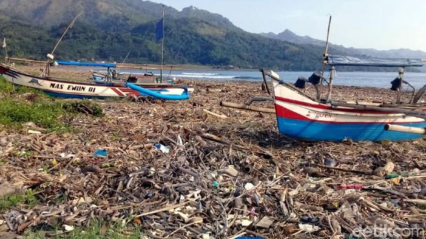 Miris, Tumpukan Sampah Kotori Pantai Loji Geopark Ciletuh Palabuhanratu