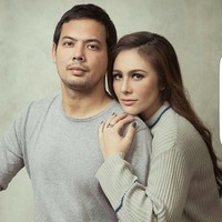 Kerap terlihat romantis, pernikahan Wulan Guritno dan Adilla Dimitri pada akhirnya juga berujung perceraian. Setelah 12 tahun hidup bersama, pasangan yang menikah pada 27 Maret 2009 itu akhirnya memilih untuk menyudahi pernikahannya di Februari 2021. Bersama Adilla Dimitri, Wulan Guritno telah dikaruniai 2 orang anak. Foto: instagram