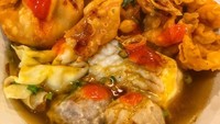Ini racikan bakwan Malang komplet. Ada pangsit goreng, pangsit rebus, bakso tahu dan bakso. Siapa mau? Foto : Instagram @kardiovskuliner