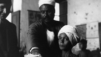 Seorang anak sedang belajar membaca Alquran. Foto ini diambil pada tahun 1938. Fox Photos/Getty Images.