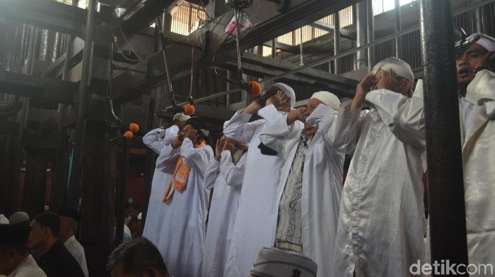 Tradisi Azan Tujuh di Cirebon