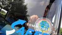 Bus yang layak jalan akan diberi stiker.