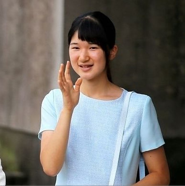 Kehidupan pribadi Aiko ternyata tidak selalu menyenangkan. Pada 2010, Putri Jepang berwajah manis itu menerima bully dari teman-teman sekolahnya hingga ia trauma dan tidak ingin sekolah. Setahun setelahnya, Putri Aiko juga terserang penyakit paru-paru basah.  Foto: dok. Instagram @princess_aiko_fan_action