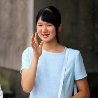 Kehidupan pribadi Aiko ternyata tidak selalu menyenangkan. Pada 2010, Putri Jepang berwajah manis itu menerima bully dari teman-teman sekolahnya hingga ia trauma dan tidak ingin sekolah. Setahun setelahnya, Putri Aiko juga terserang penyakit paru-paru basah.  Foto: dok. Instagram @princess_aiko_fan_action