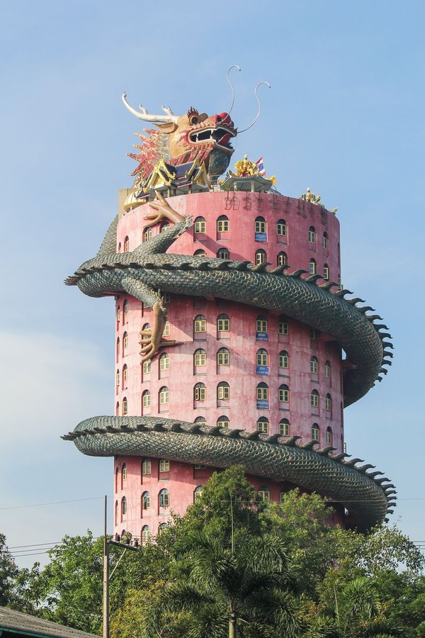 Tidak hanya mencolok dari segi warna saja, namun juga karena vihara ini dililit oleh naga raksasa berwarna hijau. Paduan warna cerah ini begitu menarik mata untuk langsung menuju ke vihara berlantai 17 ini. (iStock) Tidak hanya mencolok dari segi warna saja, namun juga karena vihara ini dililit oleh naga raksasa berwarna hijau. Paduan warna cerah ini begitu menarik mata untuk langsung menuju ke vihara berlantai 17 ini. (iStock)