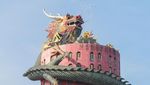Foto: Vihara Merah Muda yang Dililit Naga di Thailand