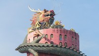 Tidak hanya mencolok dari segi warna saja, namun juga karena vihara ini dililit oleh naga raksasa berwarna hijau. Paduan warna cerah ini begitu menarik mata untuk langsung menuju ke vihara berlantai 17 ini. (iStock)
