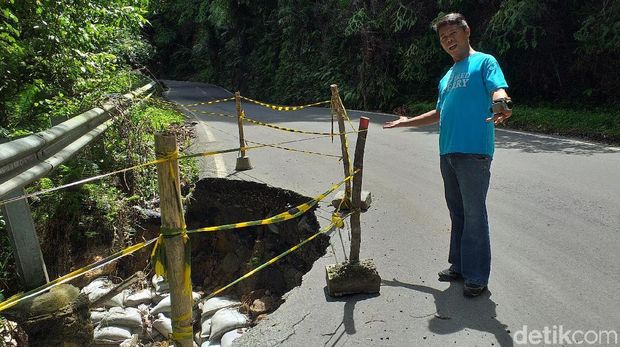 Kondisi jalan amblas di Desa Simaninggir, Kecamatan Sitahuis, Kabupaten Tapteng.