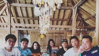 Dari unggahannya sepertinya Rio memang hobi makan. Saat kumpul bareng teman atau keluarga pun ia sempatkan makan bersama. Foto: Instagram rharyantoracing