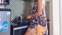 Duh meski tampil natural dengan daster, tapi Jessie tetap terlihat manis ketika sedang masak di dapurnya. Kira-kira mau masak apa ya? Foto: Instagram @jess_amalia20