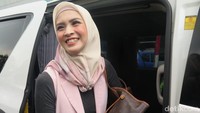 Donita mengaku jarang mandi karena kulitnya sensitif dengan air dingin dan akan timbul lebam kebiruan. Foto: Desi/detikHOT