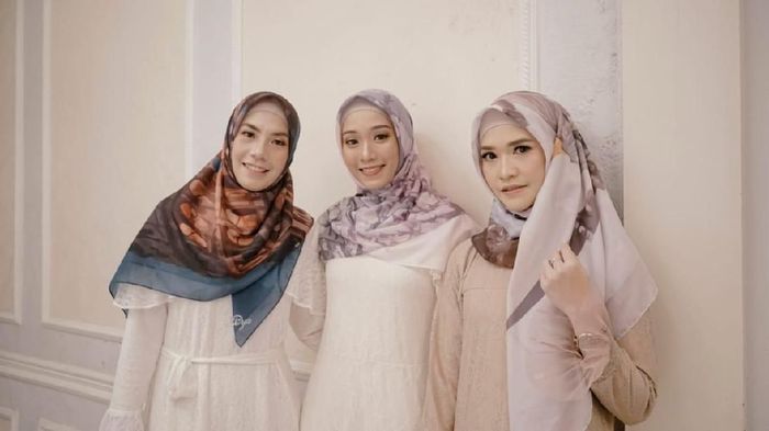 Adriyanti Firdasari (paling kiri) saat peluncuran hijab By.Dya. (dok. pribadi) Adriyanti Firdasari (paling kiri) saat peluncuran hijab By.Dya. (dok. pribadi)
