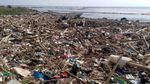 Duh Miris, Sampah Menumpuk Kotori Pantai Loji di Jawa Barat