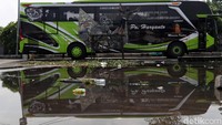 Seorang kru bus tengah mencuci bus di Terminal Pulo Gebang.