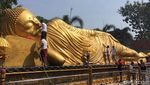 Jelang Waisak, Patung Budha Tidur Raksasa Dimandikan