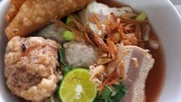 Selain aneka bakso, bakwan Malang dilengkapi dengan mie, bihun, suun atau kwetiau. Foto : Instagram @verajj