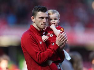 Diminati Barcelona, Robertson Tak Akan Pergi dari Liverpool