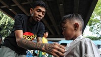 Anak-anak juga ikut mengaji di kolong jembatan di kawasan Tebet Jakarta Selatan tersebut.