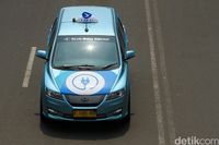 Taksi Listrik Blue Bird. 