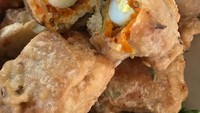 Gehu yang satu ini tak hanya sayuran dan cabai. Tapi diisi juga dengan telur puyuh. Foto: Instagram@pempek_138