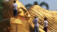 Salah satu persiapan yang dilakukan adalah memandikan patung Budha tidur raksasa di Maha Vihara Mojopahit, Jumat (17/5/2019).