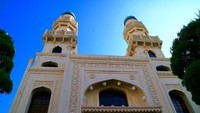 Masjid Kobe dibangun pada tahun 1935. Masjid ini dibangun dari dana yang berhasil dikumpulkan oleh Komite Islam Kobe dari 1928 hingga pembukaan masjid pada 1935. Masjid ini disebut sebagai masjid pertama yang berdiri di Negeri Samurai dan menjadi saksi sejarah lahir dan berkembangnya Islam di tanah Jepang. Dok. matcha-jp.com.