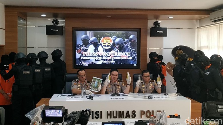 Densus 88 Tangkap 29 Terduga Teroris Berencana Ledakkan Bom 22 Mei Densus 88 Tangkap 29 Terduga Teroris Berencana Ledakkan Bom 22 Mei