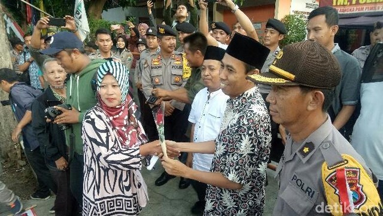 Massa Banyuwangi Bela Bangsa Unjuk Rasa, Jalan Depan KPU Macet Total Massa Banyuwangi Bela Bangsa Unjuk Rasa, Jalan Depan KPU Macet Total