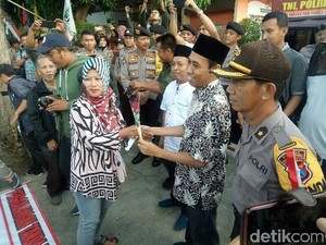 Massa Banyuwangi Bela Bangsa Unjuk Rasa, Jalan Depan KPU Macet Total